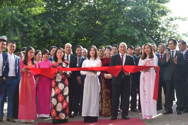 Thủ tướng cắt băng khánh thành trụ sở mới Đại sứ quán Việt Nam tại Hà Lan