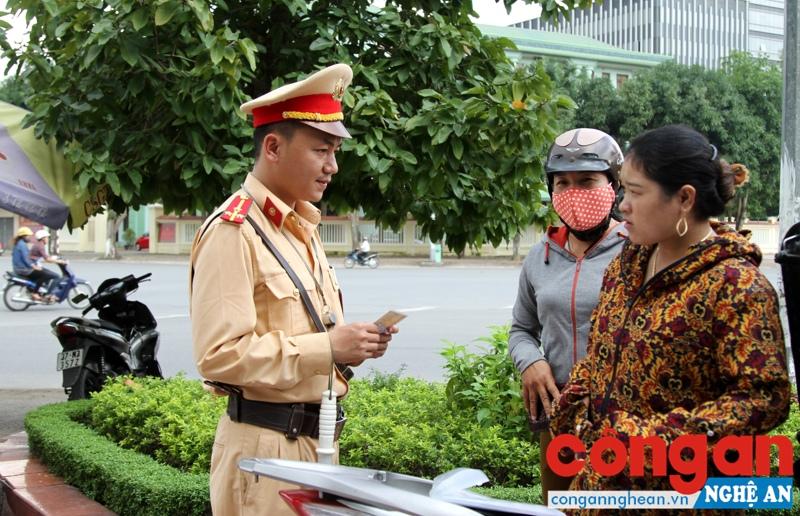 Mua xe trả góp, bị CSGT xử phạt lỗi không mang theo giấy tờ gốc là đúng