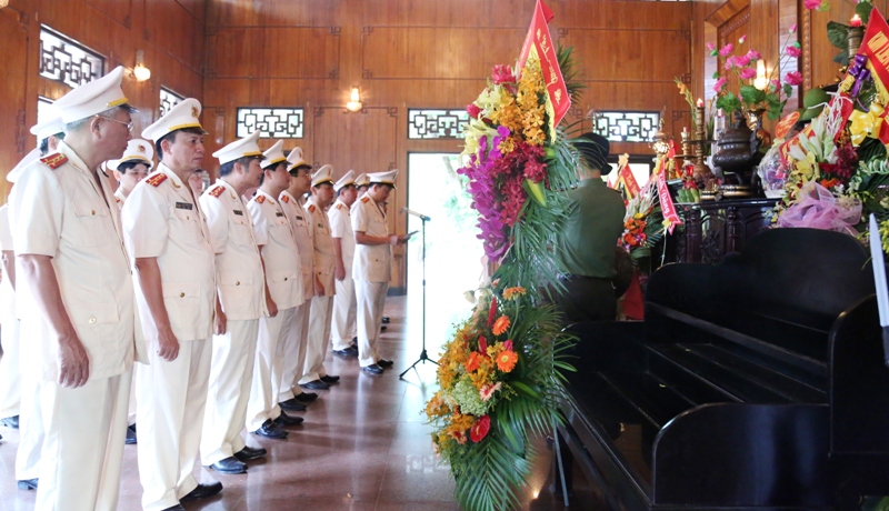 Đoàn đại biểu báo công trước anh linh Chủ tịch Hồ Chí Minh.