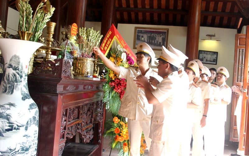 Các đại biểu dâng hương tại Nhà lưu niệm cố Bộ trưởng Trần Quốc Hoàn.