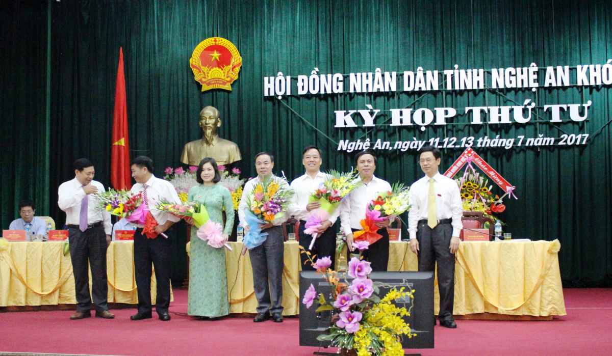 Tặng hoa các đ/c nhận nhiệm vụ ở những cương vị mới