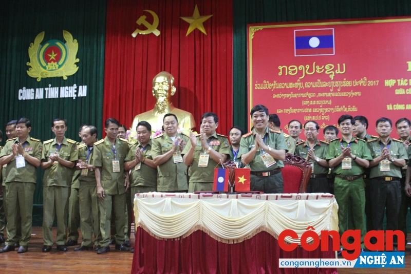 Công an tỉnh Nghệ An và Công an 3 tỉnh: Xiêng Khoảng, Bôlykhămxay, Hủa Phăn (CHDCND Lào) ký biên bản ghi nhớ về hợp tác đảm bảo ANTT năm 2017 - Ảnh: Hữu Trọng