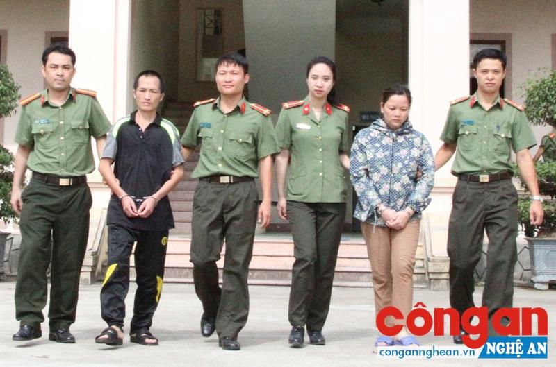 Cán bộ, chiến sỹ Phòng An ninh điều tra dẫn giải các đối tượng phạm tội