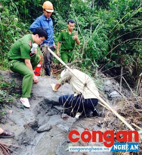 Lực lượng Cảnh sát Môi trường Công an tỉnh kiểm tra vi phạm về môi trường tại 1 doanh nghiệp ở huyện Quỳ Hợp