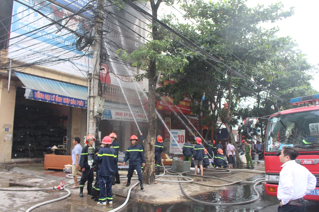 Cứu 2 ông cháu mắc kẹt trong tòa nhà bán đệm mút bốc cháy