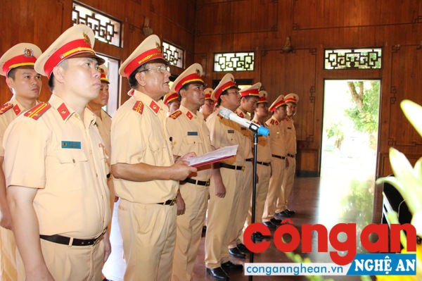 Đoàn đại biểu báo công trước anh linh Chủ tịch Hồ Chí Minh.