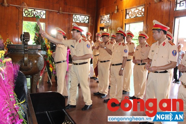 CBCS Phòng CSGT dâng hương lên anh linh Chủ tịch Hồ Chí Minh