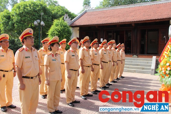 Dâng hoa báo công nhân kỉ niệm 55 năm ngày truyền thống lực lượng CSND