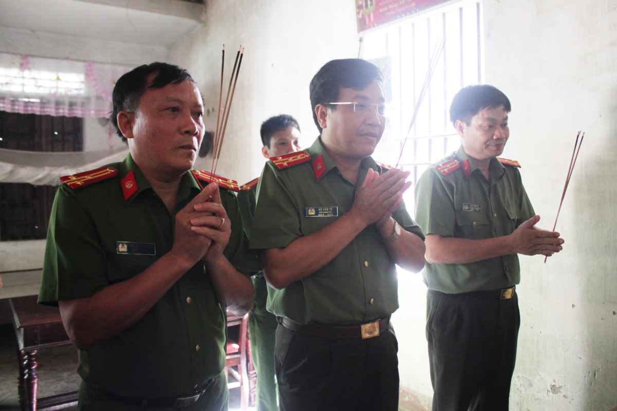Đoàn dâng hương tưởng nhớ các liệt sĩ tại ban thờ của gia đình