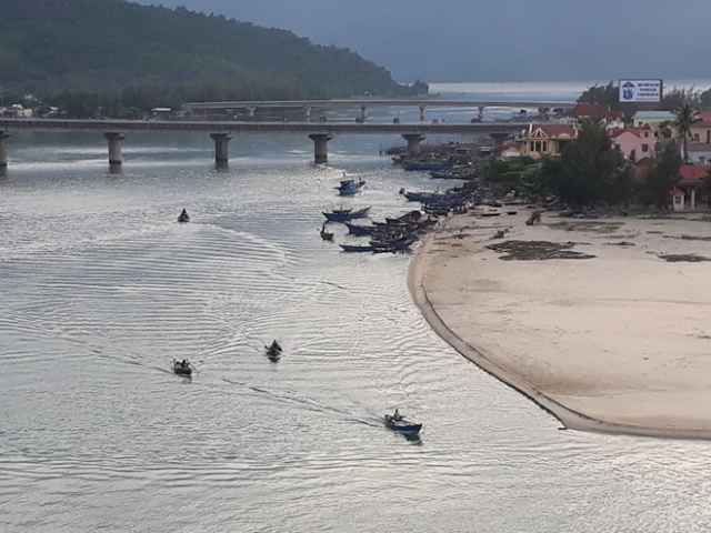 Lặng lẽ bám biển