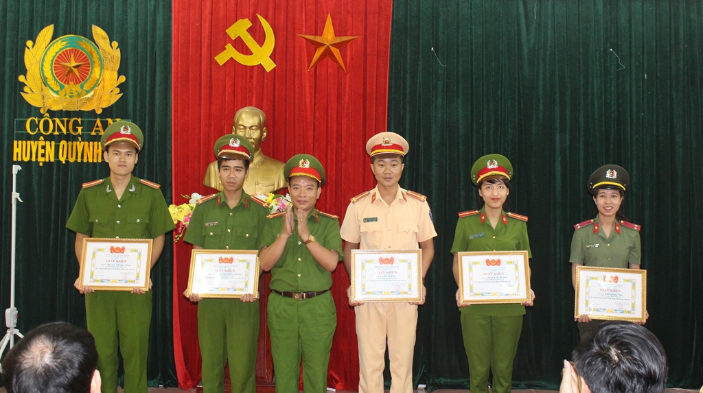 Đồng chí Hồ Phúc Đóa, Phó trưởng CA huyện trao Giấy khen của Huyện đoàn cho các cá nhân có thành tích xuất sắc