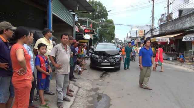 Nissan X-Trail đâm hàng loạt người đi bộ khiến 1 phụ nữ tử vong