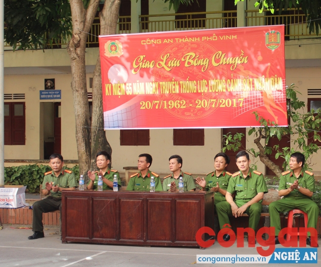 Lãnh đạo các đơn vị tới dự và cổ vũ cho các cầu thủ