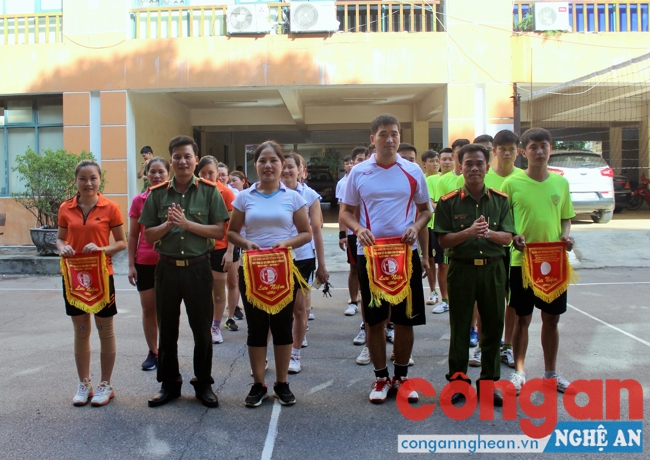 Giao lưu bóng chuyền kỷ niệm 55 năm ngày truyền thống lực lượng CSND