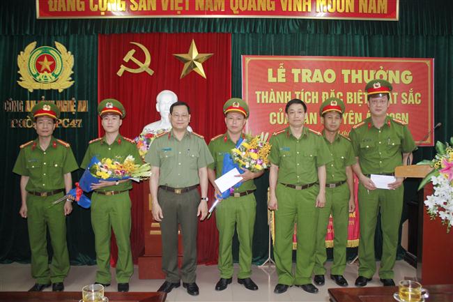 Trao thưởng Ban chuyên án phá thành công đường dây mua bán 10 bánh heroine