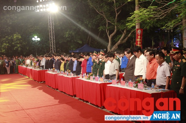 Các đồng chí lãnh đạo Đảng, Nhà nước của 2 nước Việt- Lào cùng đại diện các bộ, ngành và tỉnh Nghệ An, đại diện các mẹ VNAH, thân nhân gia đinh TBLS tưởng niệm các thương binh- liệt sỹ đã hi sinh vì nhiệm vụ quốc tế cao cả