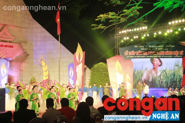 Chương trình văn nghệ tại buổi lễ tái hiện lại sự cống hiến, hi sinh của thương, bệnh binh, liệt sỹ vì sự nghiệp đấu tranh giải phóng dân tộc