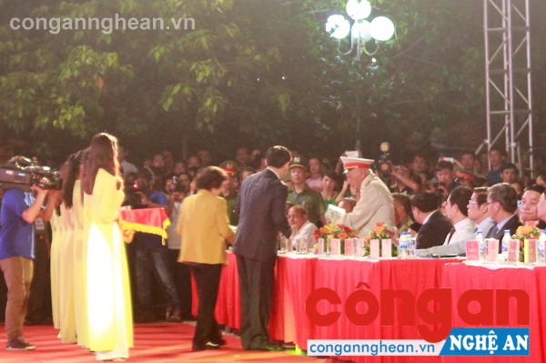 Đại diện Hội Hữu nghị Việt Lào và lãnh đạo tỉnh Nghệ An tặng quà cho thân nhân TB-LS