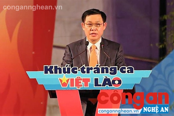 Đồng chí Vương Đình Huệ- Ủy viên Bộ Chính trị, Phó Thủ tướng Chính phủ phát biểu tại Lễ Thắp nến tri ân.
