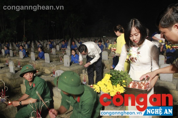 Nghệ An: Linh thiêng đêm Thắp nến tri ân- Khúc tráng ca Việt Lào
