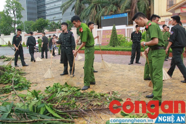 Ngoài ra còn quét dọn, thu gom rác thải hai bên lòng đường, vỉa hè