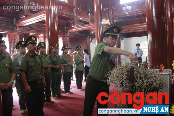 Trước anh linh Chủ tịch Hồ Chí Minh và các Anh hùng liệt sỹ, đoàn dã dâng hoa, dâng hương kính viếng, báo công, nguyện hét lòng phụng sự Tổ quốc, phục nhân dân, vì sự nghiệp bảo vệ ANCT, TTATXH