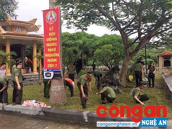 Tại không gian Tượng đài Nghĩa trang, đoàn đã thắp hương tưởng nhớ công lao các anh hùng liệt sỹ; đồng thời đảm nhận phần việc làm sạch các phần mộ và khu vực sân tượng đài
