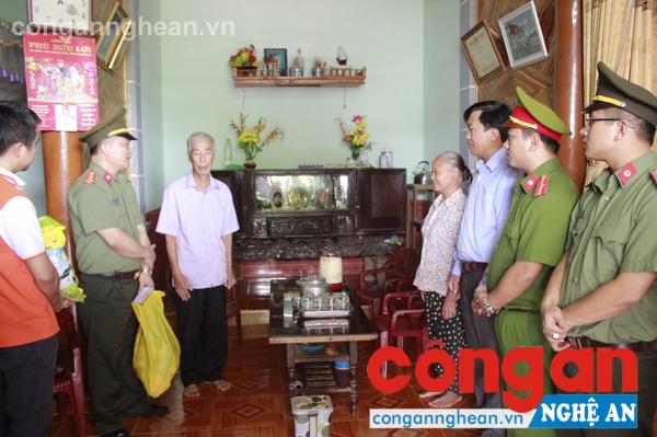Thăm hỏi, tặng quà cho thương bệnh binh, gia đình liệt sỹ