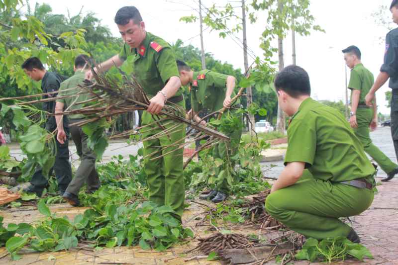Thanh niên Công an Nghệ An dọn dẹp sau bão