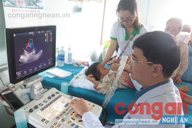Hơn 1.500 trẻ em tộc người Đan Lai được khám miễm phí