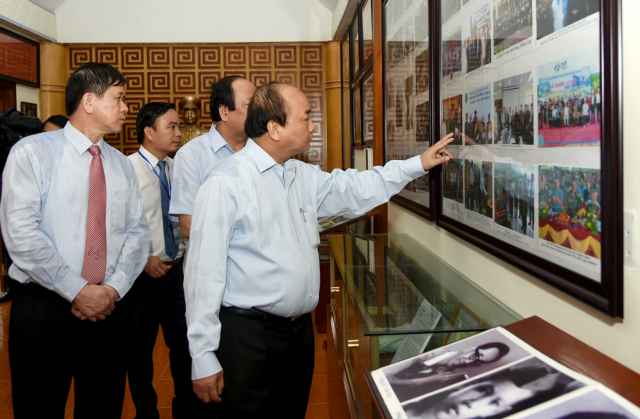 Thủ tướng viếng các anh hùng, liệt sĩ Trung đoàn Tây Tiến