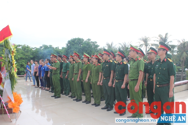 Báo công lên các hùng liệt sĩ