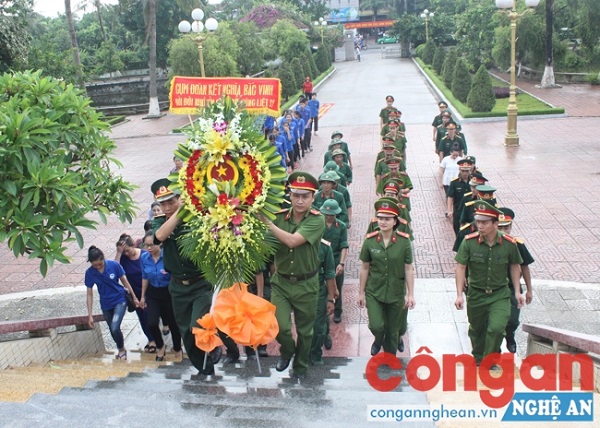 Dâng hương kỷ niệm Ngày thương binh liệt sĩ