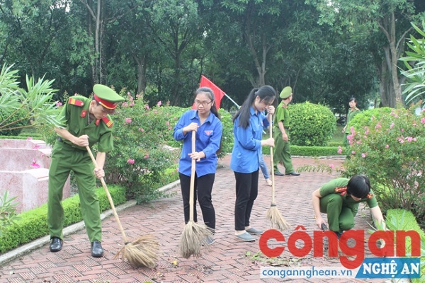 ĐVTN dọn vệ sinh khuôn viên nghĩa trang