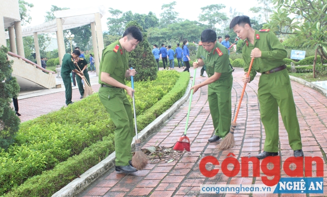 Các đơn vị dọn vệ sinh tại khu mộ các anh hùng liệt sĩ
