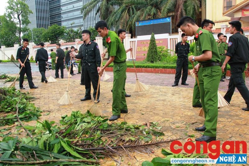  Đoàn Thanh niên và Hội Phụ nữ Công an Nghệ An chủ động khắc phục hậu quả do bão số 2 gây ra