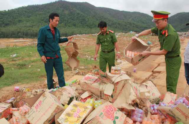 Nghệ An: Tiêu hủy số lượng lớn hàng hóa không rõ nguồn gốc