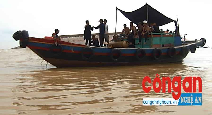 Thợ lặn tìm thấy thêm một thi thể trong tàu than bị chìm