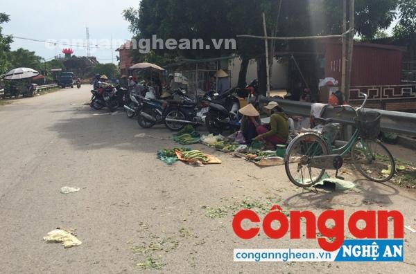 Người dân ngang nhiên họp chợ bên đường, vi phạm Luật Giao thông đường bộ