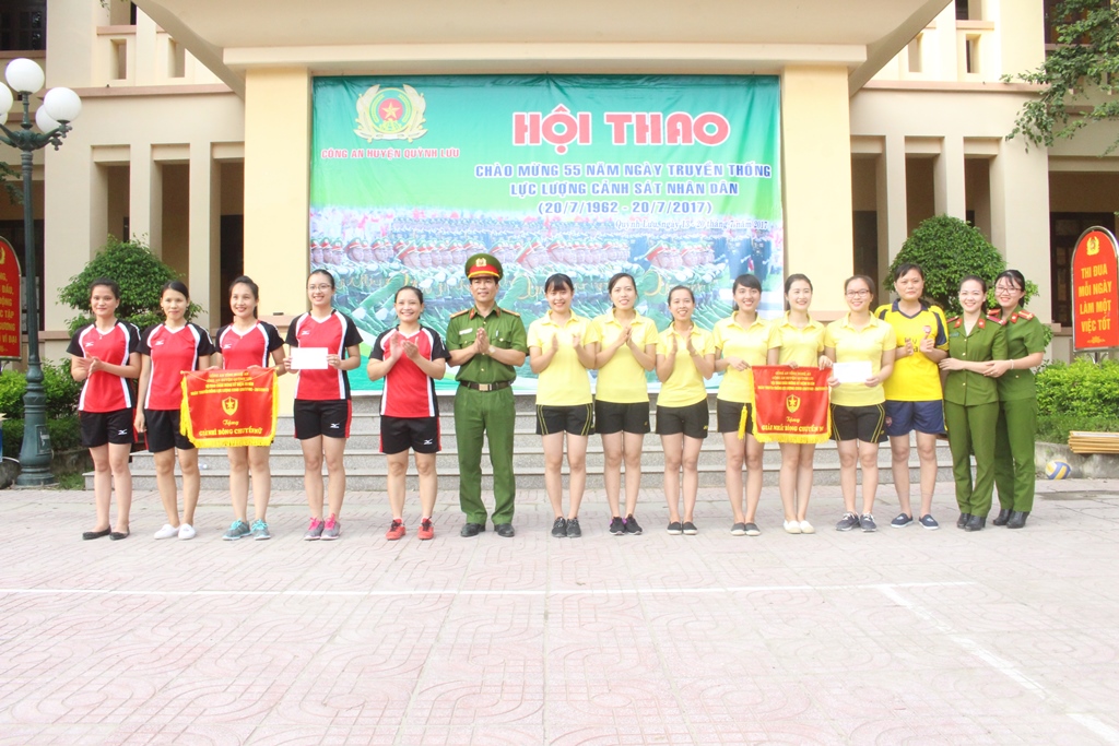 Tặng quà và cờ lưu niệm cho các vận động viên xuất sắc