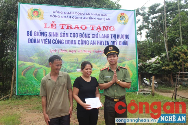 Trao quà hỗ trợ gia đình xây dựng chuồng trại