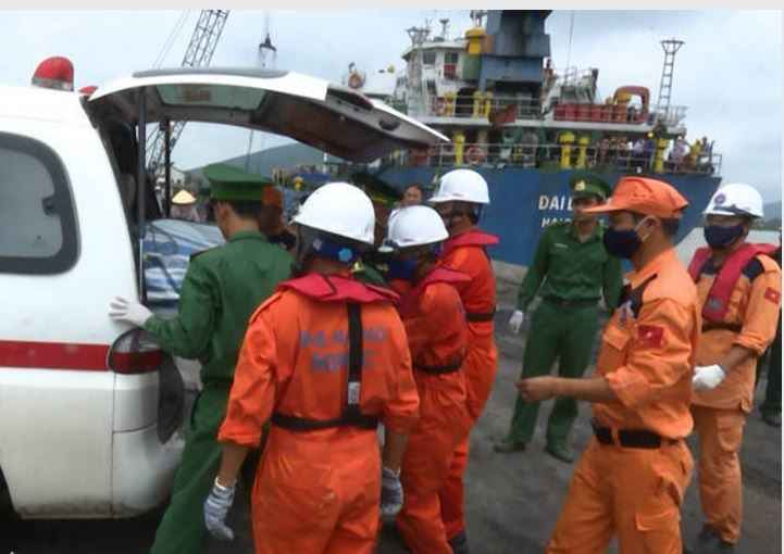 Đưa thi thể nạn nhân về nhà lạnh để nhận dạng