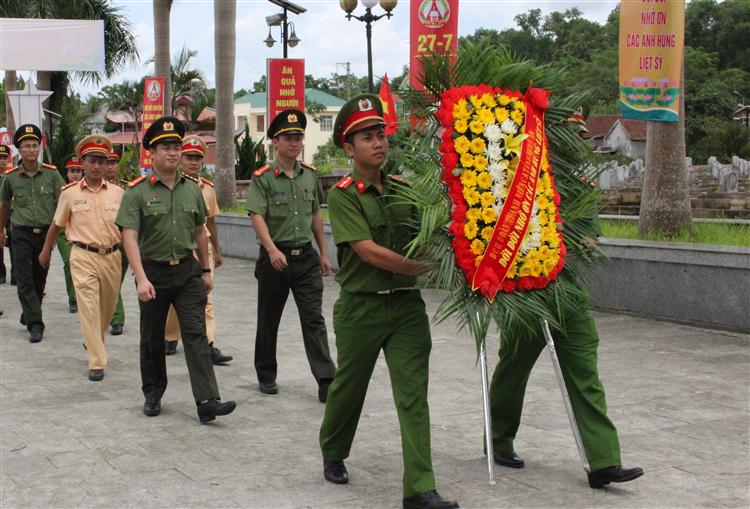 Dâng hoa, dâng hương tưởng niệm các anh hùng liệt sỹ