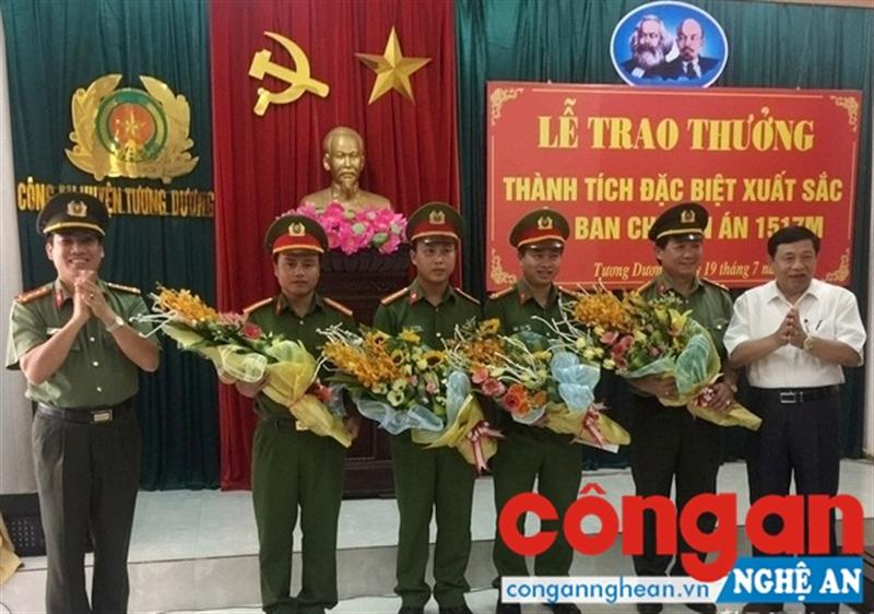 Trao thưởng Ban chuyên án bắt kẻ vận chuyển 20 bánh hêrôin