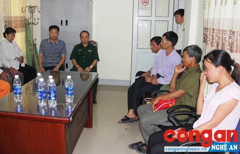 Người thân ngóng tin các thuyền viên