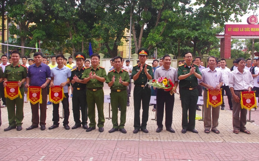 Lãnh đạo các đơn vị tặng hoa chúc mừng các đội thi đấu