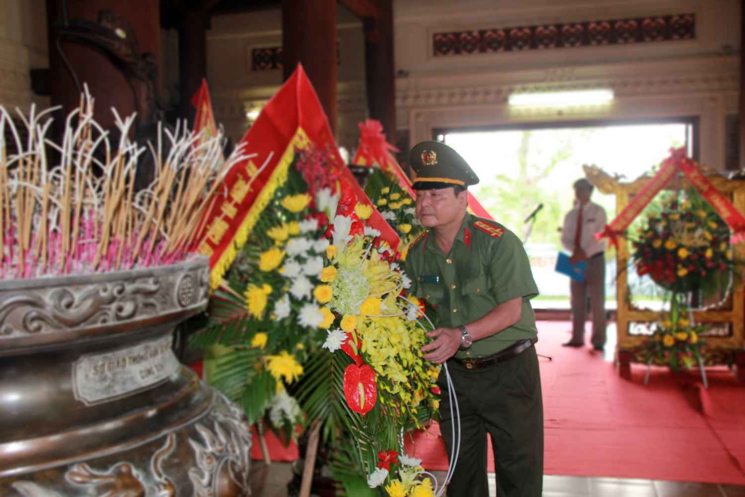 Đồng chí Đại tá Nguyễn Đình Trần, Tổng Biên tập Báo Công an Nghệ An dâng lẵng hoa tươi thắm tưởng niệm các anh hùng liệt sĩ, 13 cô gái thanh niên xung phong Truông Bồn