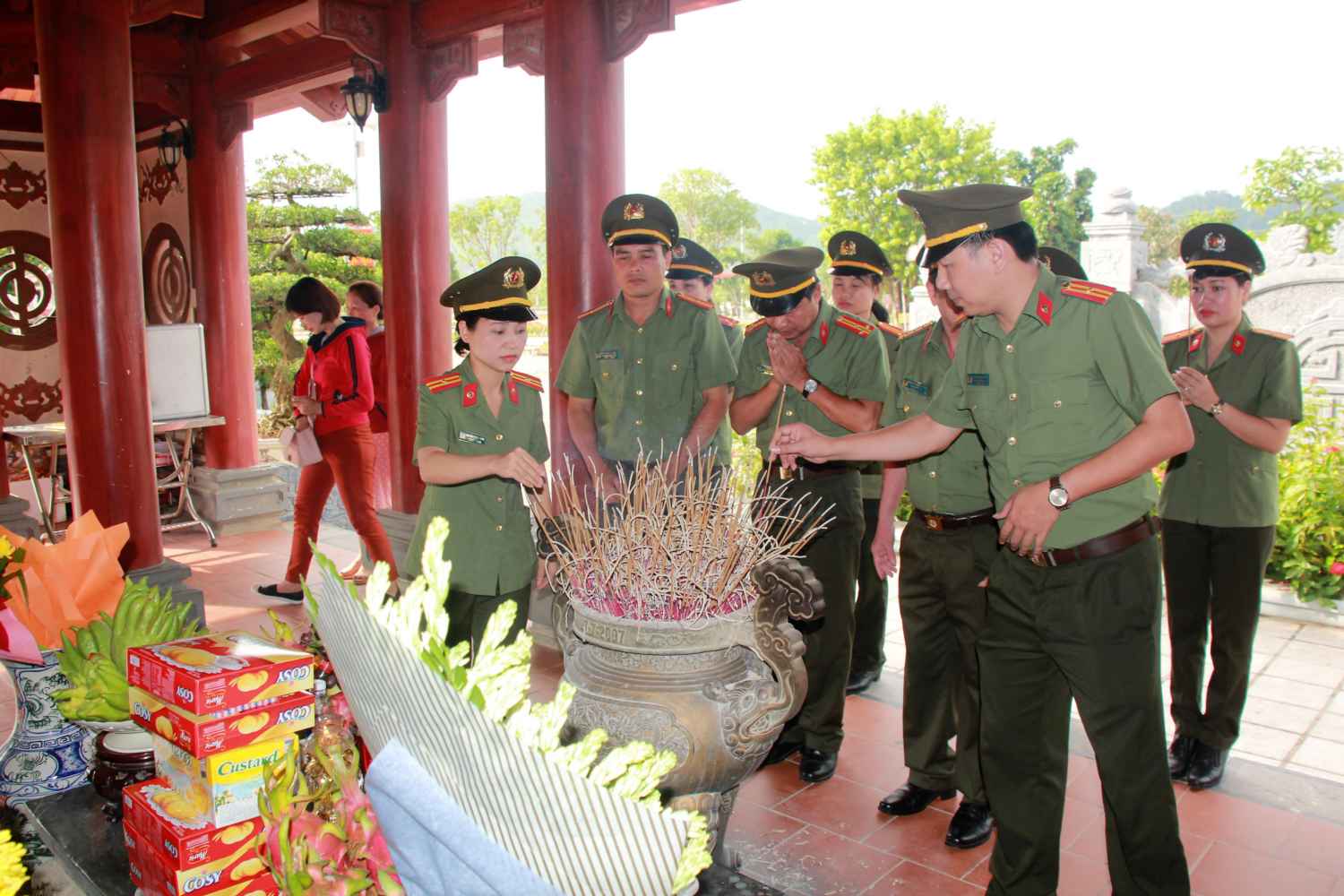Dâng hương tại phần mộ các nữ TNXP