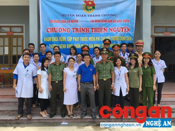 Chi đoàn Công an huyện Thanh Chương chụp ảnh lưu niệm cùng Chi đoàn Bệnh viện đa khoa huyện