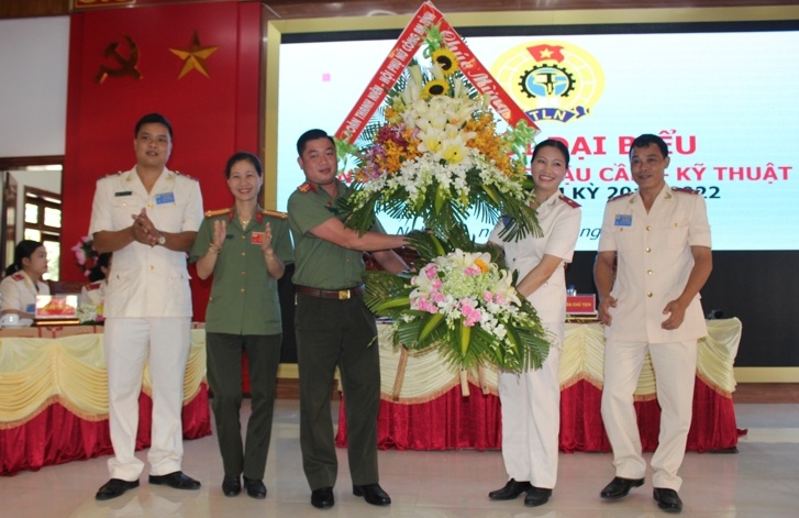 Đại diện Hội Phụ nữ, Đoàn Thanh niên Công an tỉnh tặng hoa Đoàn Chủ tịch Công đoàn.